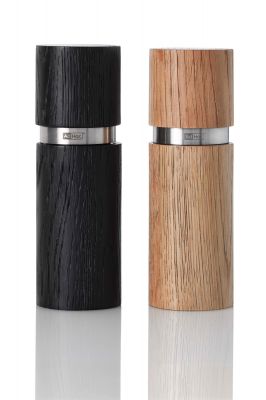 AdHoc Textura Pfeffer- und Salzmühlen Set aus dunklem und hellem Holz mit Edelstahlring.